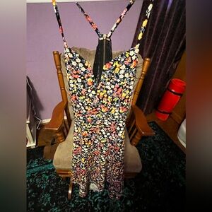 Hello, I’m selling a spring dress with a floral design with lace.